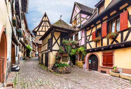Kolorowi drewniani domy Alzacki miasteczko Eguisheim, Francja