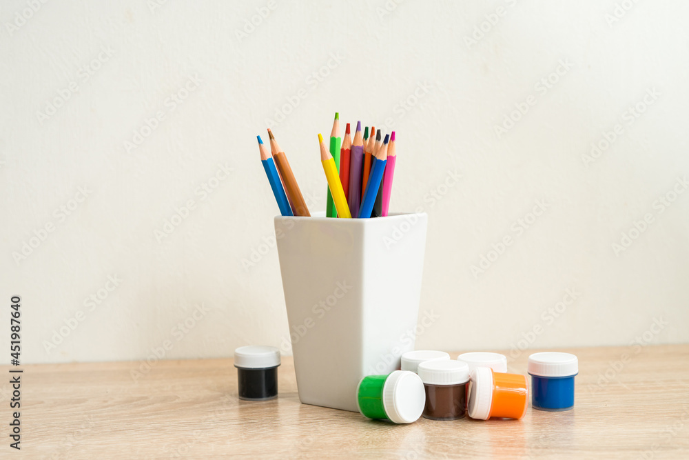 Obraz premium Student school desk mock up with colorful office supplies Back to school 