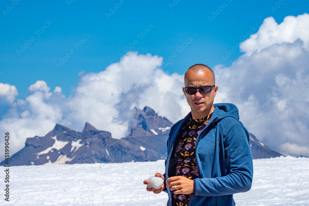 Obraz na plátně Throwing snowballs in the French Alps during summertime