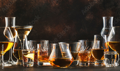 Foto Strong alcoholic drinks, spirits and distillates iset in glasses: cognac, scotch, whiskey and other