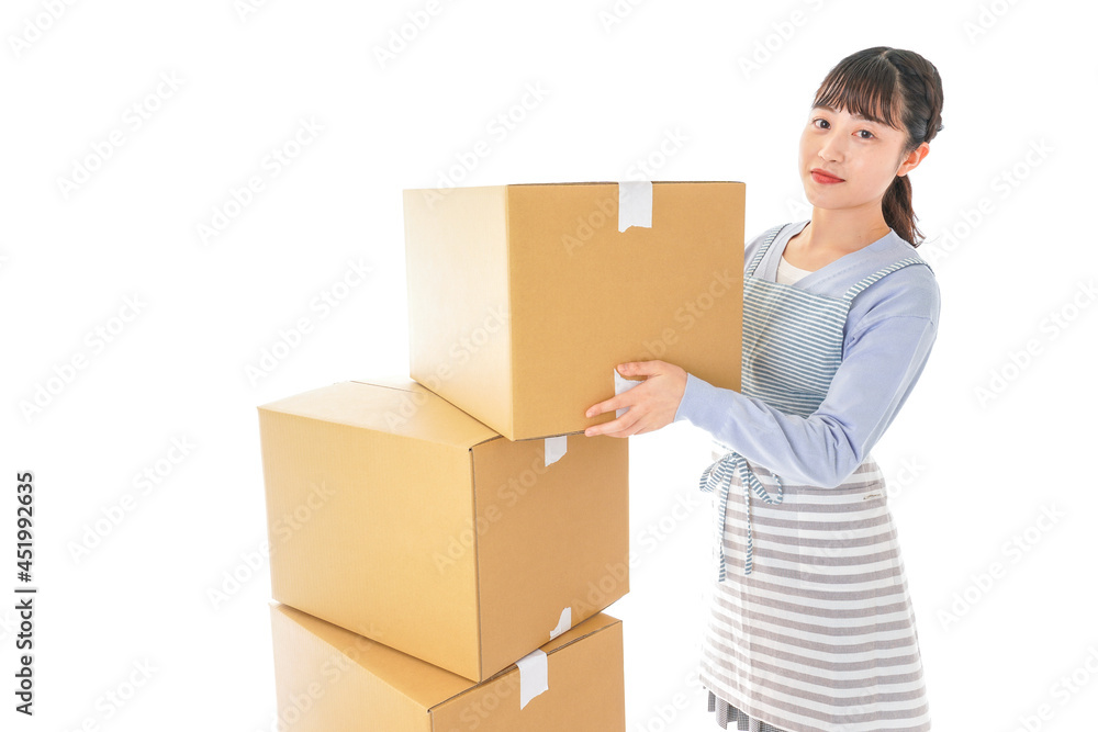 引越しをする若い女性 引越しをする若い女性