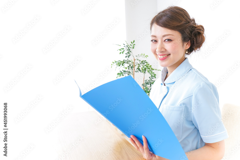 書類を読む看護師 書類を読む看護師