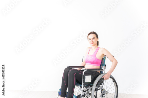 スポーツウェアを着て車椅子に乗る外国人の女性
