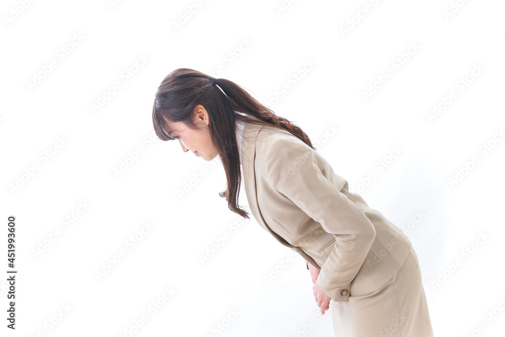 オフィス内を歩く若いビジネスウーマン