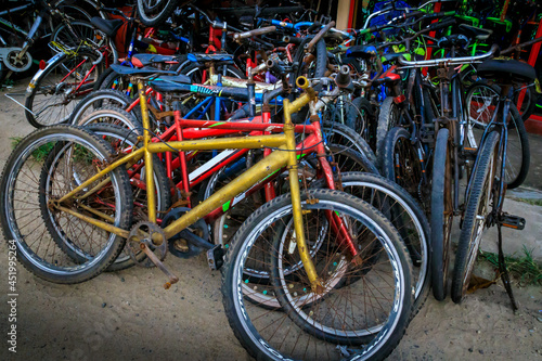 Bunte defekte Fahrräder, vor einer Werkstatt in Asien