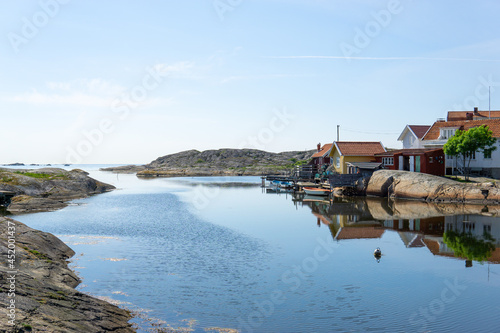 su  de  maison  bord de mer  c  te  mer  eau  cabane  construction  rouge  typique  tourisme  voyage  horizon  espace  vacances  scandinavie  ciel  architecture    t    ext  rieur  dehors  personne  barque