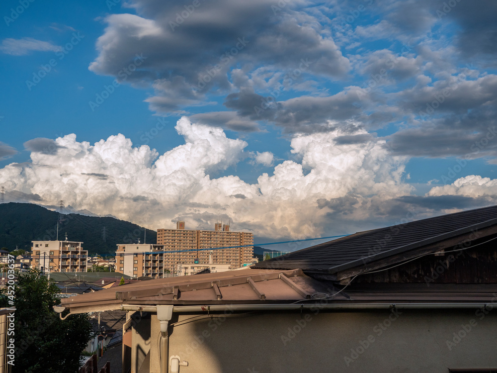 Fototapeta premium 夏の青空と都市風景