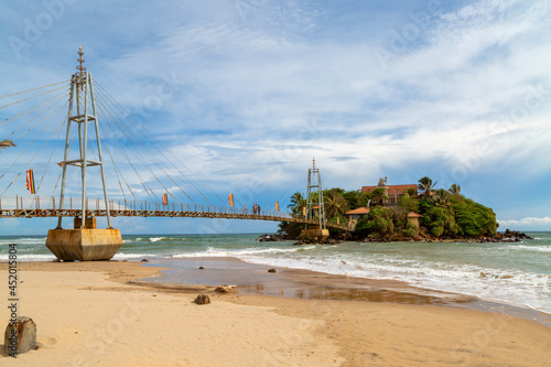 Foto Buddhist temple on Parey Dewa island with the bridge to the temple in Matara, Sr