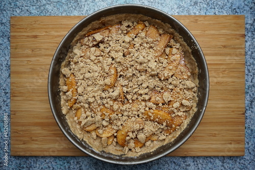 Kuchen roh Apfelkuchen vegan glutenfrei mit Streuseln in Backform