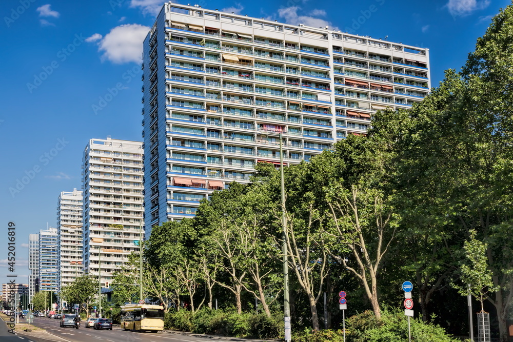 berlin, deutschland - leipziger straße mit hochhäusern