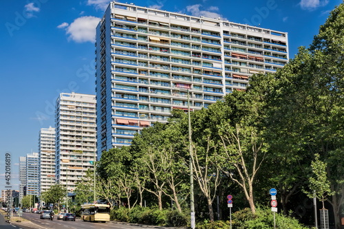 Obraz na płótnie berlin, deutschland - leipziger straße mit hochhäusern w salonie