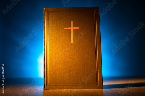 Foto Bible is illuminated from behind