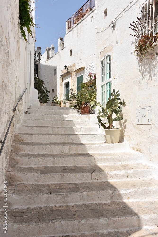 Tra le vie del centro storico di Ostuni la città bianca in Puglia