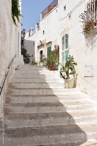 Tra le vie del centro storico di Ostuni la città bianca in Puglia © Pietro