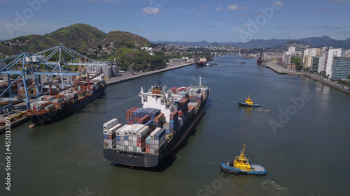 Manobra de navio cargueiro feita por rebocadores entre os portos de Vitória e Vila Velha, Espírito Santo, Brasil.
Ship handling. Using tug boats for manouevring a ship. photo