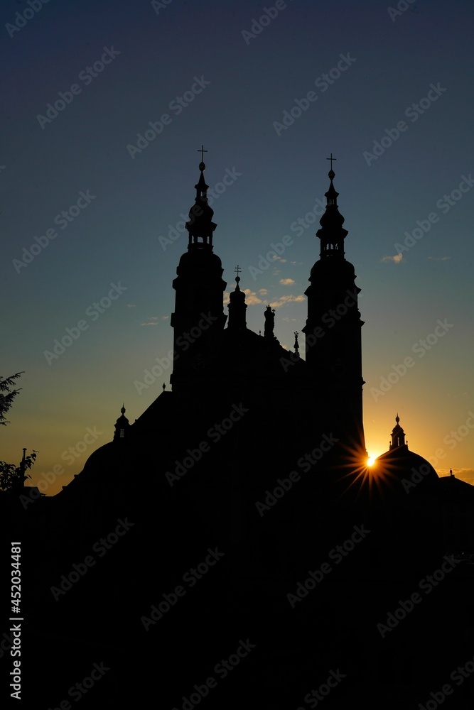 Dom zu Fulda bei Sonnenuntergang mit Sonnenstern und blauem Himmel im Corona-Sommer 2021