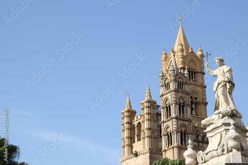 Cattedrale con statua photo
