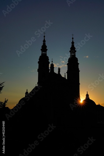 Dom zu Fulda bei Sonnenuntergang mit Sonnenstern und blauem Himmel im Corona-Sommer 2021