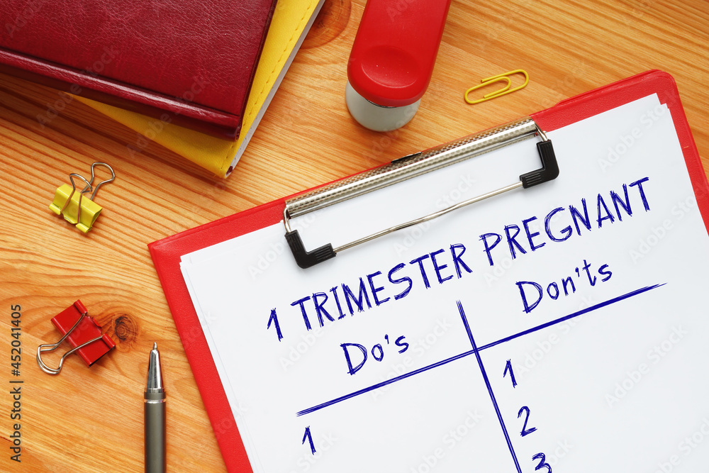 Φωτογραφία Financial concept about 1 TRIMESTER PREGNANT Do's and Don'ts with phrase on the piece of paper