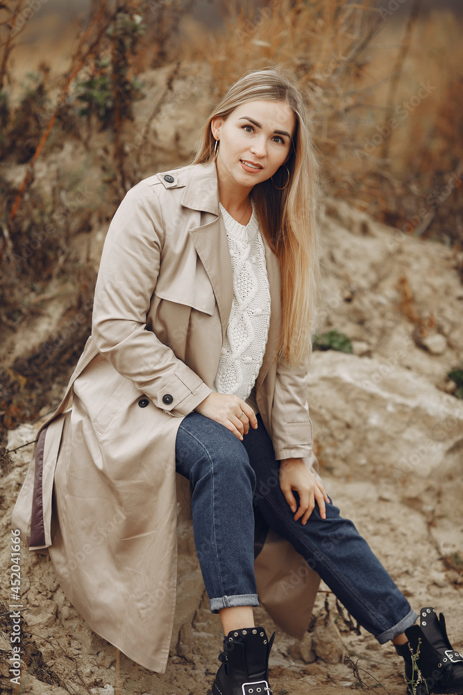 Obraz premium Elegant and stylish girl in a autumn fiels