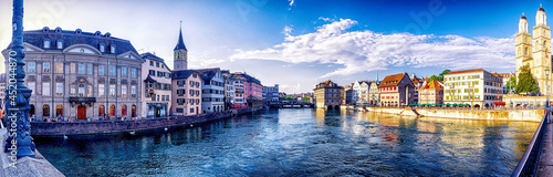 Altstadt von Zürich mit Limmat in der Schweiz