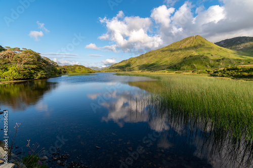 Foto View over Pollacapall Lake to Green mountain, Connemara National Park, Ireland