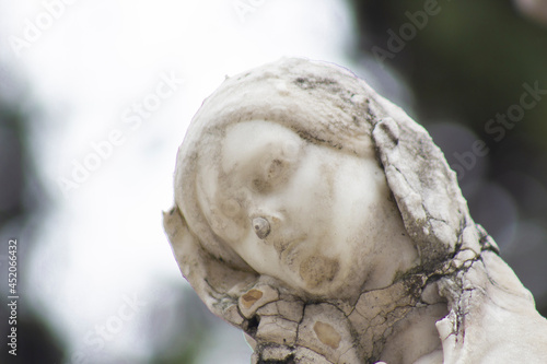 Fototapeta Naklejka Na Ścianę i Meble -  Sculpture of an angel in the cemetery