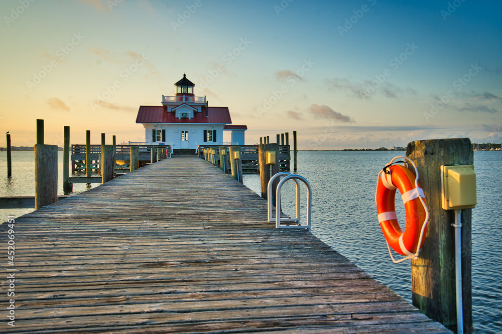 Obraz premium A morning view of the Roanoke Marshes Lighthouse along the ocean pier in Manteo, North Carolina