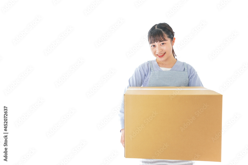 宅配便を受け取る若い主婦 宅配便を受け取る若い主婦