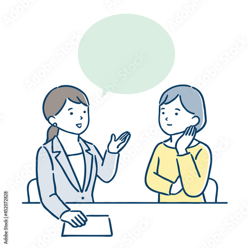 窓口で相談をしている若い女性
