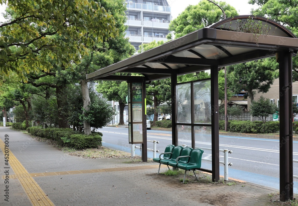 屋根とベンチのあるバス停