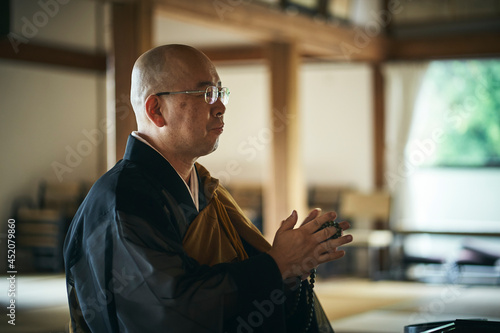 朝のお勤めをする寺の住職