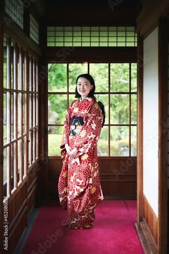 日本家屋で振袖を着る女性 photo