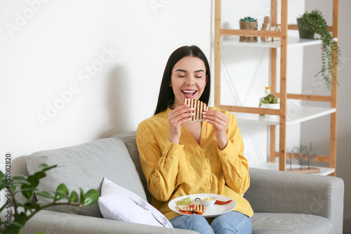 Beautiful young woman eatin...