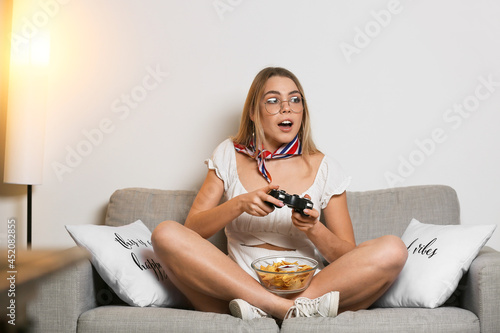 Beautiful young woman eatin...