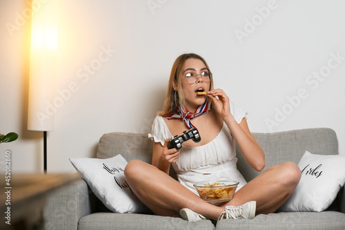 Beautiful young woman eatin...