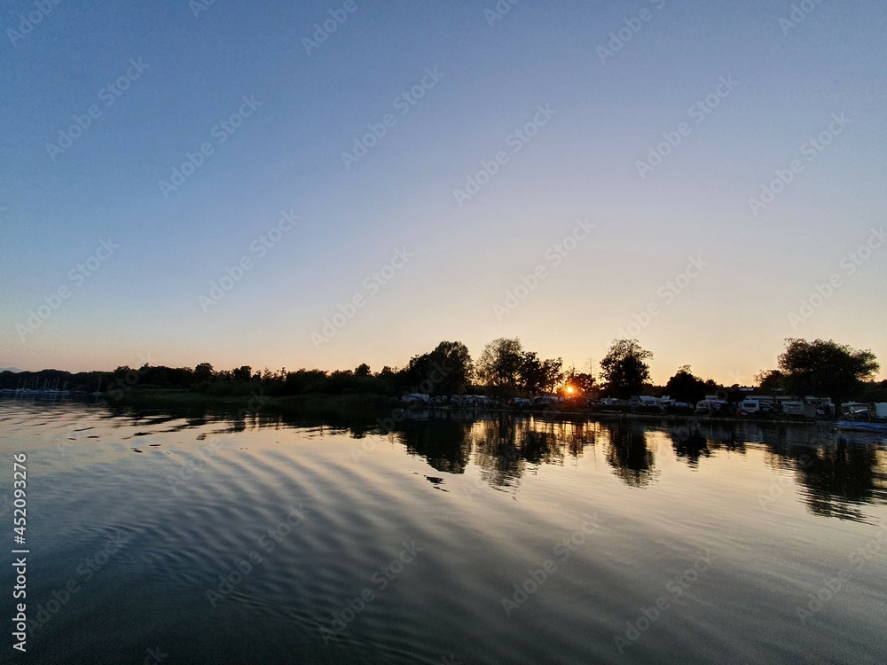 Obraz premium Camping am Chiemsee bei Sonnenuntergang