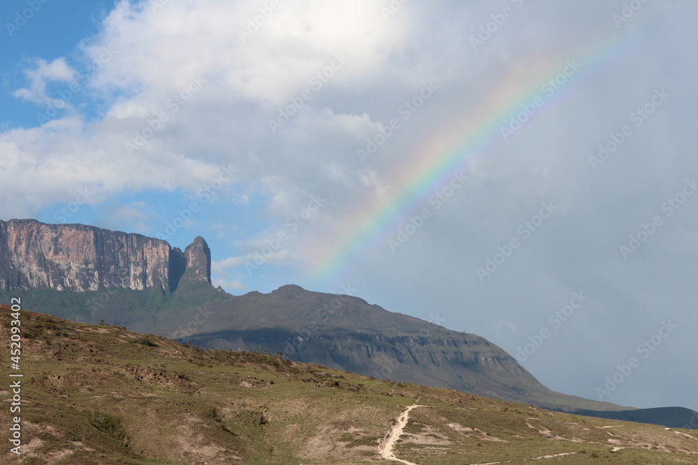 Caminho ao monte Roraima ,
Ao fundo a montanha com um arco-iris