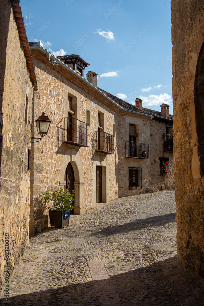 Calle del municipio medieval de Pedraza en Segovia