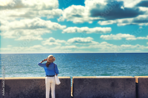 海を眺める女性の後ろ姿 © beeboys