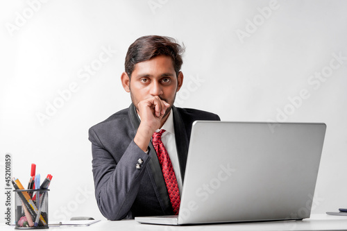 Fényképezés Young indian man in suit and working on laptop at office