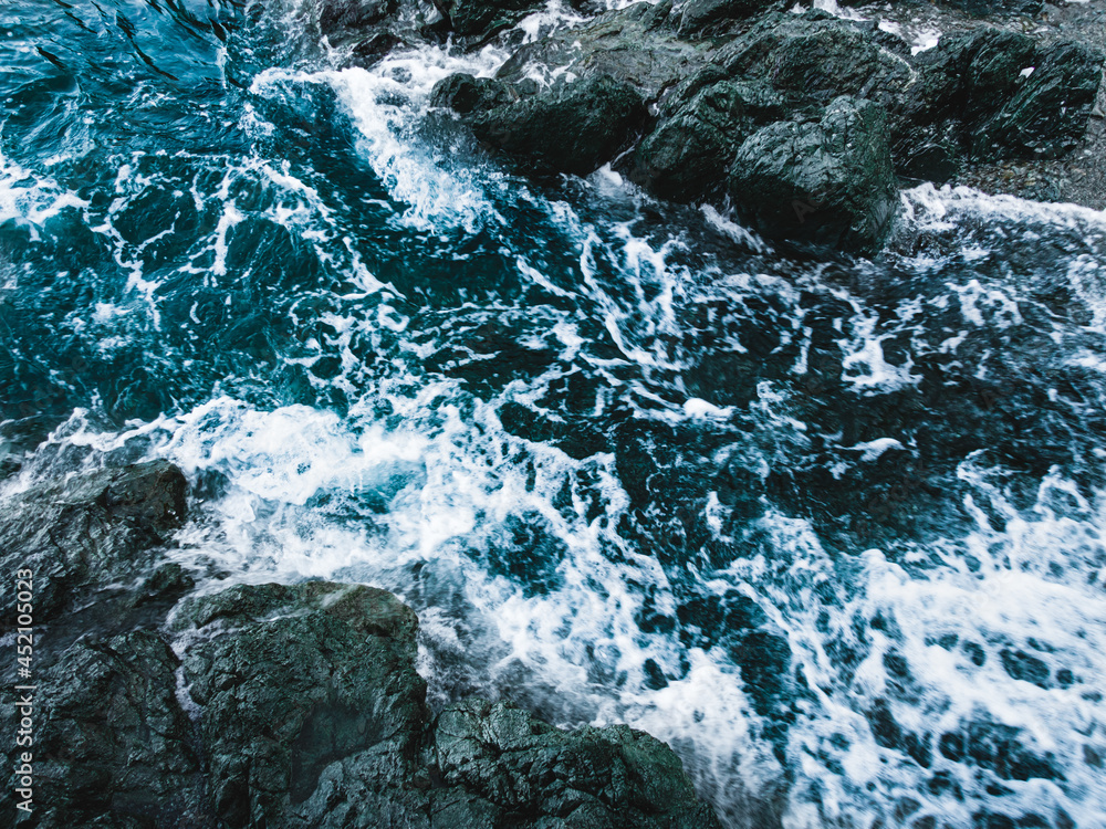 Obraz premium Tide wave on rocky shore.