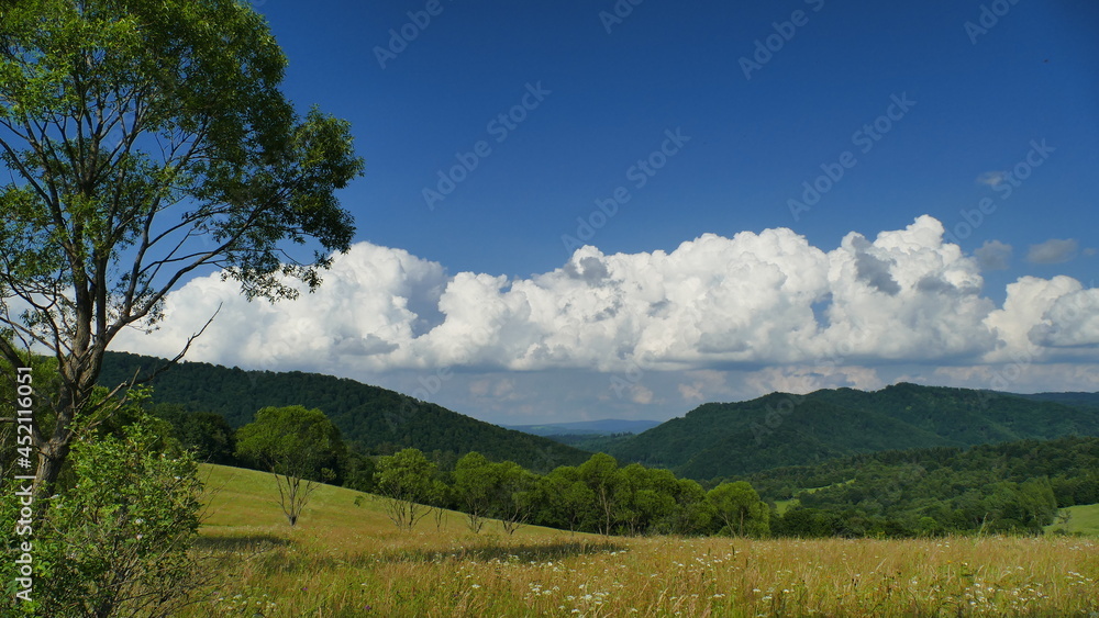 Front burzowy nad górami w Bieszczadach podczas lata.