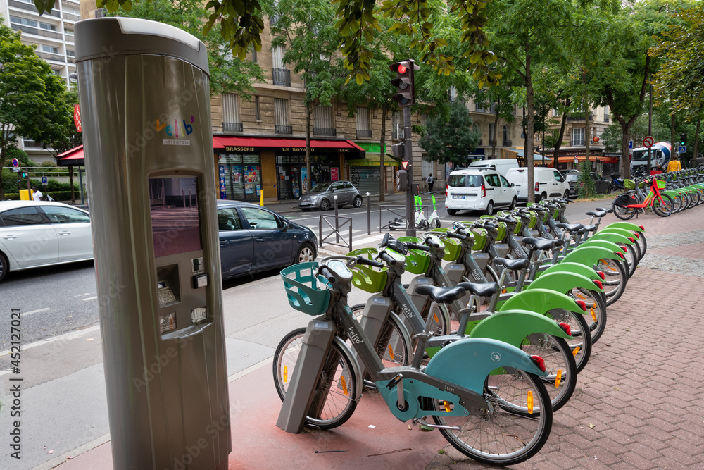 Paris, France - 20 août 2021: Station de Vélib' Métropole, anciennement  Vélib', système de vélos en libre-service disponible à Paris et dans de  nombreuses communes de la métropole du Grand Paris Photos