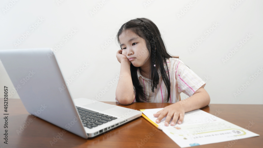 공부하다가 지루하고 어려워서 지친 소녀 A girl who was bored and tired while studying 공부하다가 지루하고 어려워서 지친 소녀 A girl who was bored and tired while studying