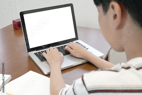 노트북에 타자를 치는 소년의 뒷모습 Back view of a boy typing on laptop