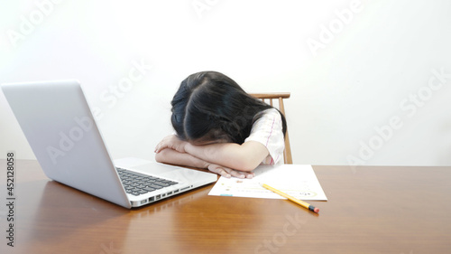 공부하다가 지루하고 어려워서 지친 소녀 A girl who was bored and tired while studying