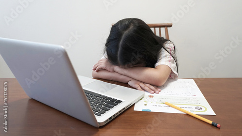 공부하다가 지루하고 어려워서 지친 소녀 A girl who was bored and tired while studying