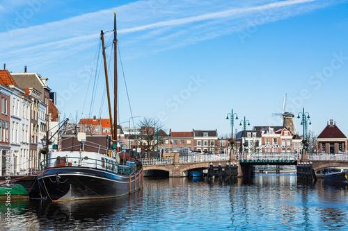 オランダ ライデンの運河沿いの街並み