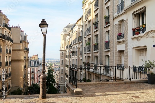 Fototapeta Naklejka Na Ścianę i Meble -  Immeubles et réverbère en haut de la pittoresque rue du Mont-Cenis sur la butte Montmartre, célèbre quartier de la ville de Paris (France)